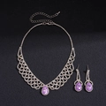 Detailansicht von luxuriösem Schmuckset mit lila Strass-Tropfenanhängern - 2-teiliges Set / Lila