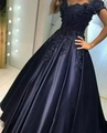 Elegante abito da sera blu navy con spalle scoperte, pizzo e gonna a trapezio in raso - US size 12 (L) / Blu Notte