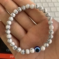 Elastisches Perlenarmband mit weißen Türkisperlen und blauem Evil-Eye-Anhänger - 6mm / Howlith