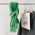 Écharpe en maille bicolore verte avec pompons suspendue à une tringle métallique - Vert Herbe