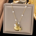 Goldene Ozean Halskette mit Seestern- und Muschelanhängern und weißen Perlen - Halskette / Gold Seestern Muschel Perle Stil (XLH181)
