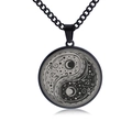 Vista detallada del colgante Tai Chi de titanio negro con grabados celestes de plata - Negro