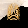 Detalle de brazalete ancho bañado en oro con diseño calado sobre terciopelo negro - Estilo Hueco de Círculos Concéntricos Geométricos Dorado (15#)
