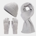 Detalle del set de invierno de punto gris claro con guantes táctiles y textura acanalada - Gris claro