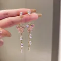 Vista macro degli orecchini a farfalla con cristalli rosa e lunghe gocce di zirconi brillanti - Farfalla Rosa con Nappina (Perno in Argento)