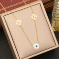 Detail van gouden ketting met klavertje vier bedeltjes en emaille boze oog hanger - Dubbele Klaver en Wit Boze Oog Stijl (4#)