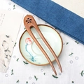 Épingle à cheveux en bois en forme de U avec motif floral ajouré pour style Hanfu - Bois de Pêcher Prune Gravée