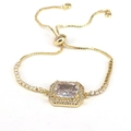 Détail d'un bracelet doré avec grand zircon rectangulaire et fermoir coulissant ajustable - Or / Transparent