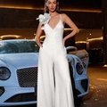 Elegante tuta bianca con scollo a V, gamba larga e dettaglio floreale 3D spalline - M / Bianco