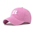 Dettaglio del ricamo bianco lettera B su un berretto in cotone lavato rosa - Regolabile / Rosa (Lettera B)