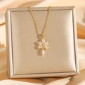 Exquisite goldene Pfauen-Halskette mit funkelnden Diamanten auf einem Seidenhintergrund - Goldener Pfau (8614)