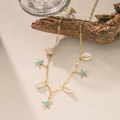 Collier doré avec pendentif coquillage blanc et étoile de mer bleue sur support bois - Collier Coquillage Étoile de Mer Émail Bleu (H6155) / Or