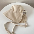 Detail of beige sun hat featuring wide brim and neck protection flap with chin strap - M (56-58cm) / Beige