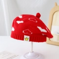 Détail du béret en tricot rouge avec jacquard nuage blanc et étiquette logo couronne - 50-52cm (2-4 ans) / Rouge