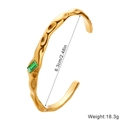 Bracelet jon jonc irrégulier en acier titane doré avec gemme verte et fini martelé - Or + Zirconium vert