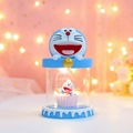 Carillon Doraemon a forma di cupcake luminoso con base blu e luci a LED interne - Stile Gatto della Torta (983-5) / Manuale a manovella / Blu
