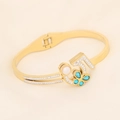 Goldener Armreif mit funkelnder Nummer fünf, blauer Blume und weißer Perle auf Seide - Digitale 5 Vierblättrige Blume Stil (2#)