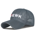 Berretto da baseball in mesh grigio scuro con ricamo FEWK bianco per protezione solare esterna - Regolabile / grigio scuro
