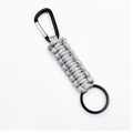 Dettaglio del portachiavi in paracord intrecciato grigio con moschettone nero - Grigio