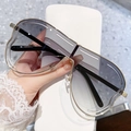Lunettes aviateur dorées oversize avec verres dégradés gris et monture papillon ajourée - Gris dégradé