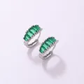 Minimalistische silberne Ohrringe mit smaragdgrünen Zirkonia-Steinen im Rechteck-Schliff - KSE00163GN00 / Silber & Grün