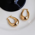 Makroaufnahme glatter, goldener Creolen in Wassertropfenform mit glänzender Oberfläche - 6# Ohrring Schnalle / Gold