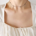 Collier ras-du-cou argenté avec plusieurs pendentifs en forme de cœur sur mannequin femme - Collier Coeur Horizontal Acier-35+5cm