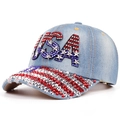 Detail van USA strass-steentjes en metalen sterren op lichtblauwe denim baseballpet - Verstelbaar / Lichtblauw