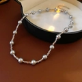 Elegante collana di perle grigie con perle metalliche sfaccettate e catena regolabile - Stile perla d'argento a spirale / Grigio