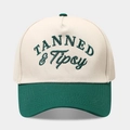 Detalle del bordado verde TANNED & Tipsy en una gorra de béisbol bicolor beige y verde - Beige/Verde