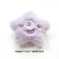 Detailansicht des lila Plüsch-Sternmonsters mit Stickerei, Abmessungen 7,5x8 cm - DIY-Stil (Hinten offen) / Lila