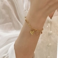 Bracciale a catena con cuore in oro 18 carati dal design minimalista indossato - Placcato Oro 18K / Oro