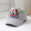 Dettaglio cappellino grigio per bambini con pilota d'auto 3D e ricami colorati - 52cm (Consigliato 2-5 Anni) / Grigio chiaro
