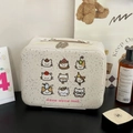 Primer plano del neceser beige de cuero PU con motivos de gatos y asa superior resistente - Gato Manchado