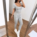 Damen Sport-Set in Grau mit eckigem Ausschnitt, Crop-Top und hochtaillierten Rippstrick-Leggings - S / Gemischt Grau