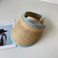 Detail der Raffia-Strohhut-Textur mit blauem Stoffrand und modischem offenem Design - Verstellbar / Blau