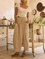 Détail du pantalon harem en lin à taille haute avec grandes poches latérales - Abricot