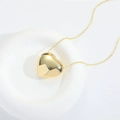 Collana minimalista con ciondolo a cuore in oro lucido su base circolare bianca moderna - Cuore Piccolo / Oro