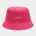 Modieuze felle roze corduroy vissershoed met wit borduursel op de voorkant van de hoed - M (56-58cm) / Rozerood