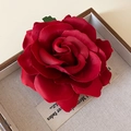 Detailansicht der großen dunkelroten handgemachten Stoffrose mit Satintextur und Blättern - Rote Blume (Haarspange Brosche Doppelnutzung)