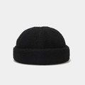 Dettaglio del cappello docker nero in lana d'agnello con consistenza morbida e bordo arrotolato - Regolabile / Nero