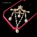 Elegante broche de fénix dorado con perlas y borlas en una caja de terciopelo rojo - Dorado Perla Natural (B311 Dorado)