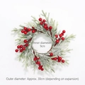 Weihnachts-Minikranz Kerzenring mit roten Beeren und Schneenadeln, 30cm Außendurchmesser - Innendurchmesser ca. 9cm / Frostweißes Geweih Kiefernadel Rote Beeren Traube