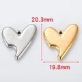 Dettaglio ciondoli a cuore in acciaio inox argento e oro, misure 20,3mm per 19,8mm - Cuore infranto