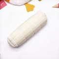 Dettaglio dell'astuccio in peluche trapuntato crema con trama cilindrica e cerniera - Bianco