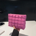 Pochette matelassée rose au design nuage avec fermeture éclair dorée pour un look chic - Rose foncé