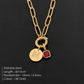 Collana in acciaio inossidabile placcata oro 14K con 'N' di strass e ciondolo rosso - Lettera N / Oro
