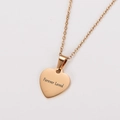 Macro del ciondolo a cuore in oro rosa con incisione Forever Loved e finitura lucida - Oro Rosa (Inciso Forever Loved)