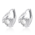 Vista macro di orecchini a cuore in zircone argento con dettagli metallici e perline - Cuore in acciaio con zircone