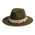 Nahaufnahme des olivgrünen Filzhuts mit Boho-Webband, Muschelbesatz und rosa Quastenanhänger - Armeegrün